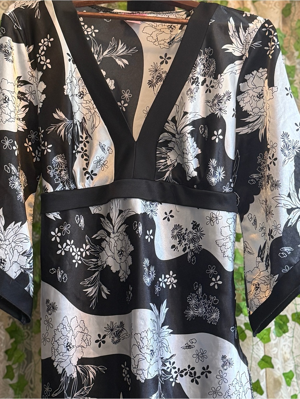 She Scool Women’s XL Black White Floral V Neck Tunic Blouse Bell Sleeve